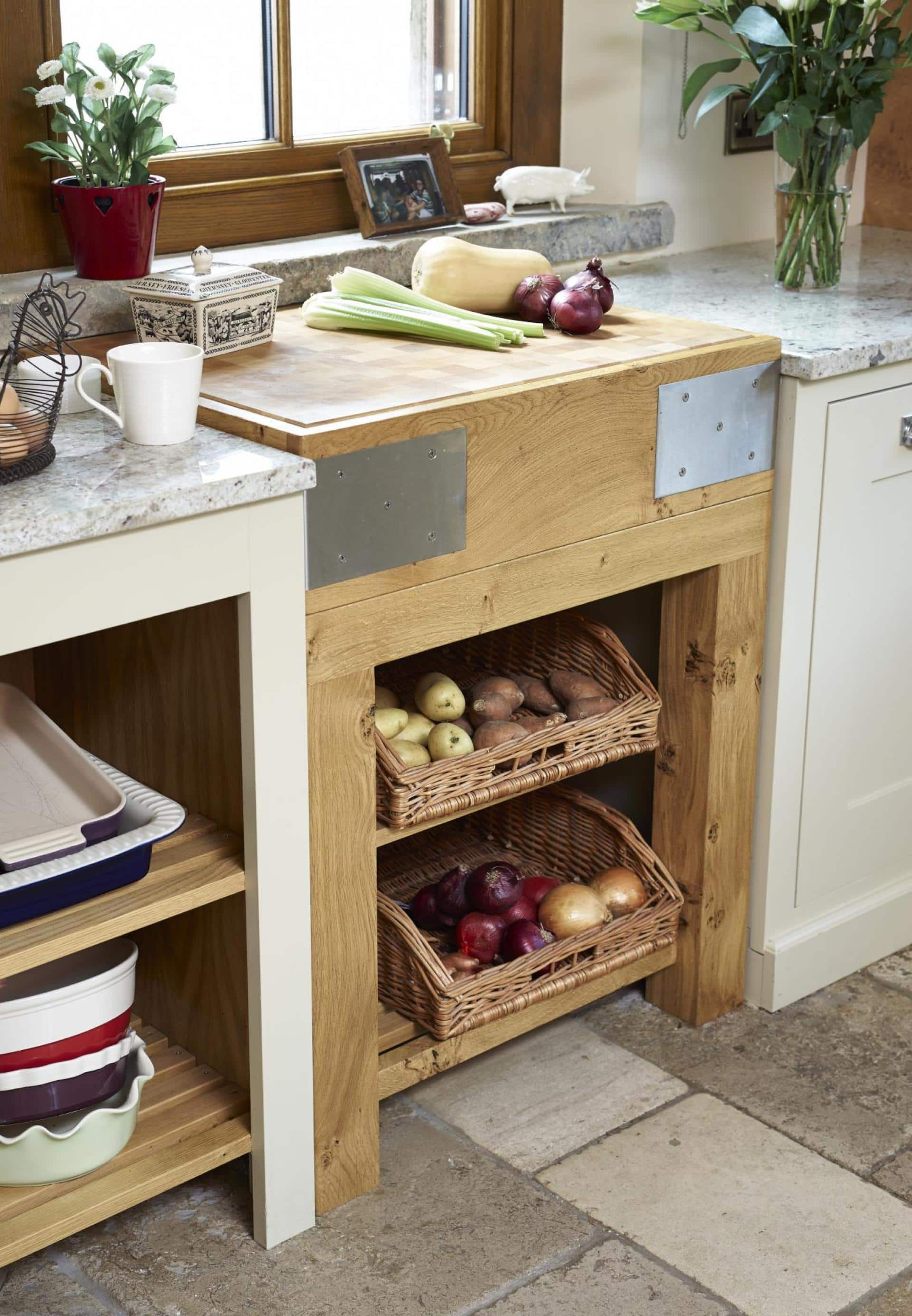 Pippy oak & hand-painted kitchen 1