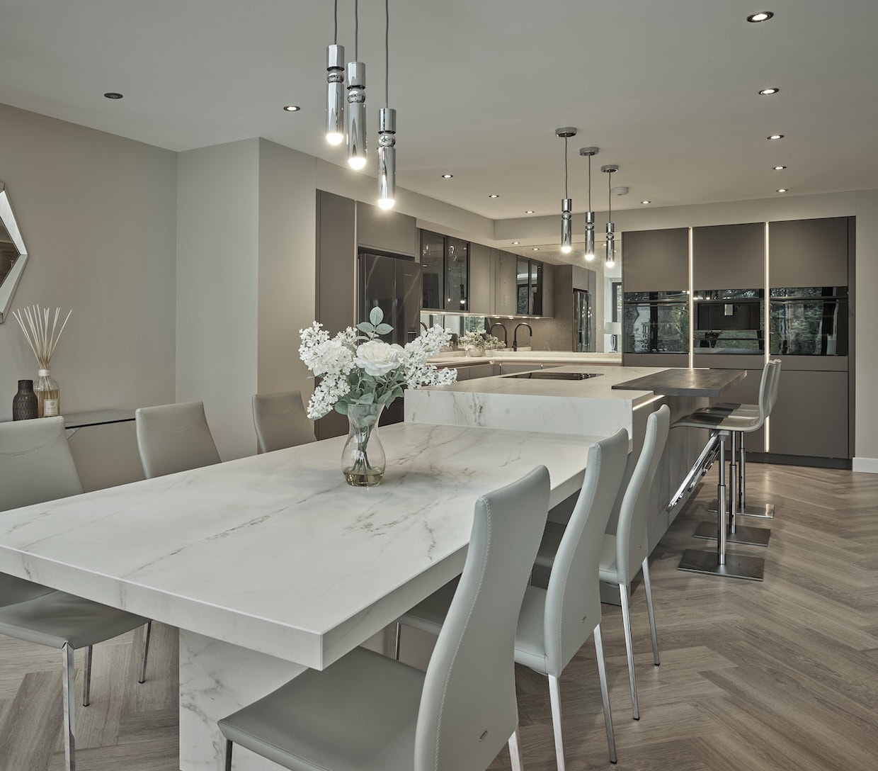 how to design a kitchen that's perfect for hosting 5