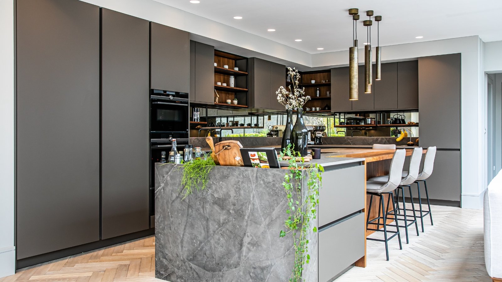 An L-shaped modern kitchen
